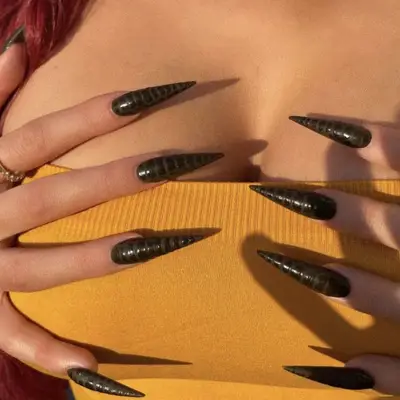 reptile snake textured nails kylie jenner
