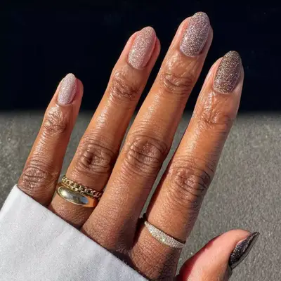 Neutral ombre sparkly manicure.