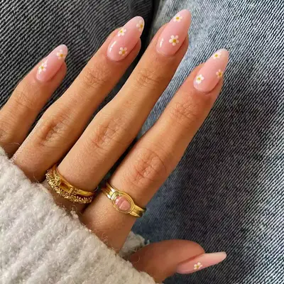 milky strawberry nails with daisy nail art