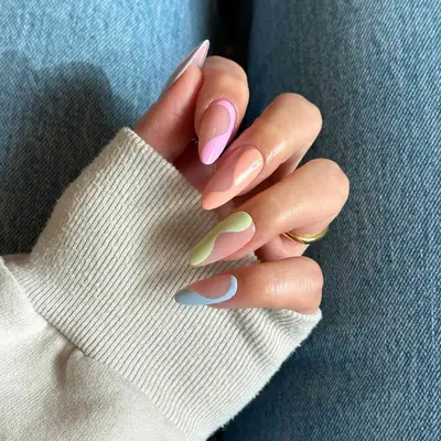 Manicure with multicolored pastel wavy swirl design
