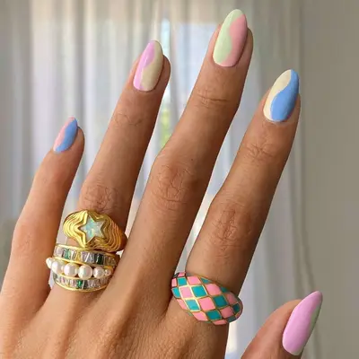 Manicure with pastel squiggle half-and-half design