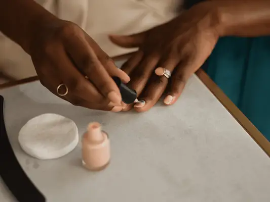 Wie man eine abgebrochene Maniküre repariert, ohne den ganzen Nagel zu ermitteln