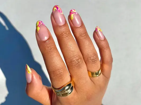 22 franske manikyrideer for juli som gir den klassiske manien en sommervridning