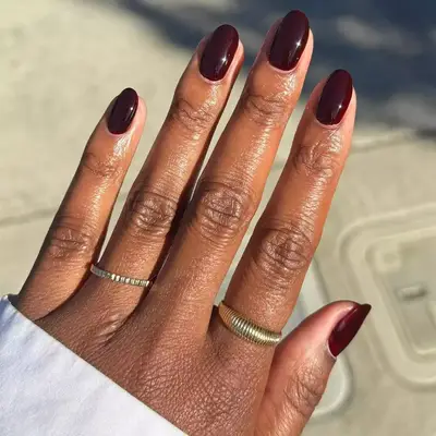 burgundy short nails 