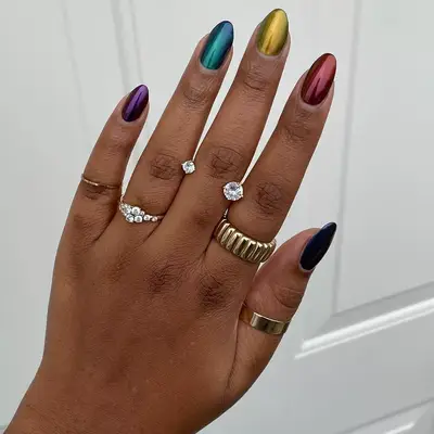 coffee swirl structured short nails