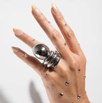 Baby Chrome é a manicure It-Girl da primavera de 2025: 15 looks sutilmente vidrados para tentar