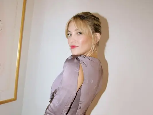 Recree las uñas rojas cortas de Kate Hudson para un Simple -Picy -Smumer Mani simple