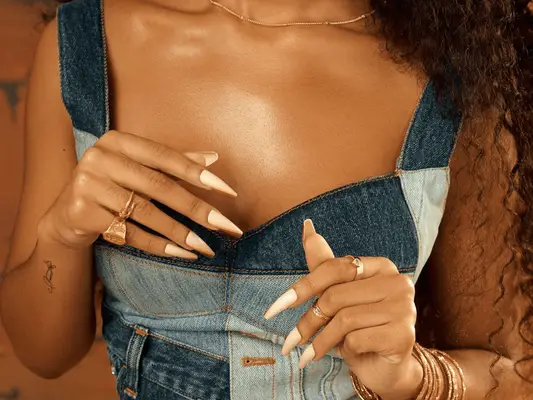 8 sort-ejede presse-på neglemærker, der vil opgradere din hjemme manikyr