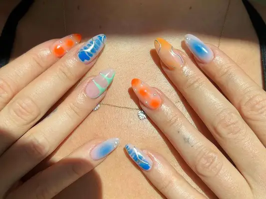 22 ideas de uñas para agosto que quemarán lentamente el resto del verano
