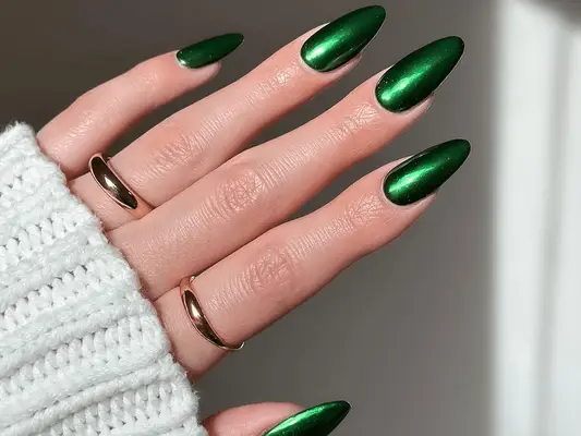 26 idee per unghie verde scuro che vorrai indossare durante il giorno di San Patrizio