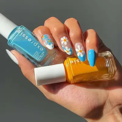 Blue and white daisy nails