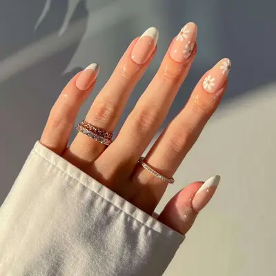 Neutral Daisy nails