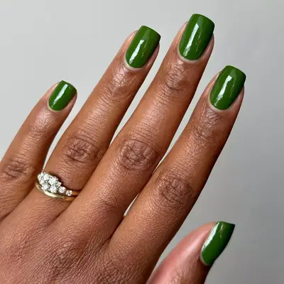 rich forest green short nails with square shape