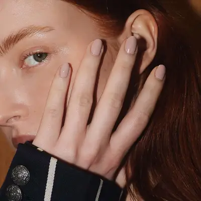 As melhores tendências de manicure da Fashion Week, de bolinhas a heavy metal