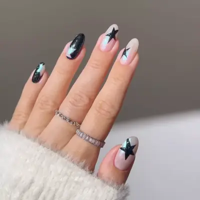 black and pearl nails with stars