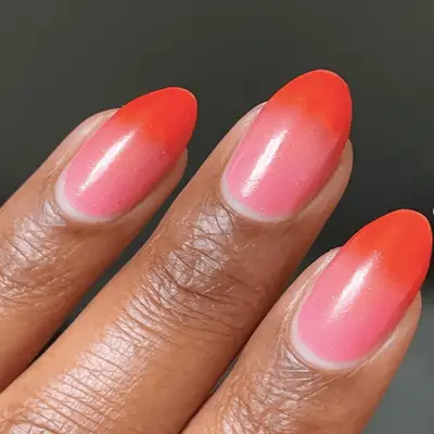 Almond-shaped nails with red and purple tonal wave stripe