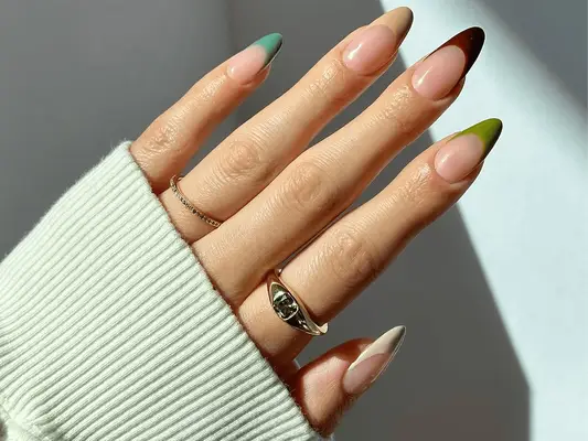 Comment obtenir de la colle à ongles sur votre peau, selon les manucureurs