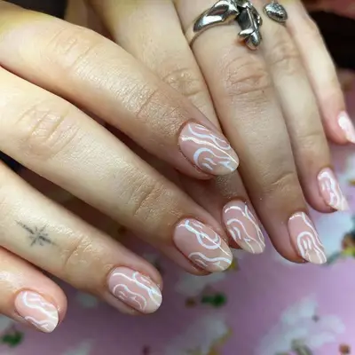 Short nails with a white graphic design