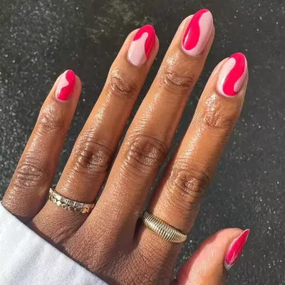 Reddish-pink and baby pink swirl nails 