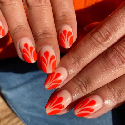A neutral manicure with coral fan nail art