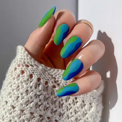 Wavy blue matte nails