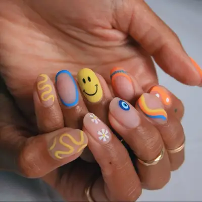 Smily groovy matte nails