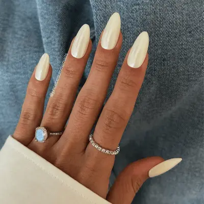 white chrome nails 