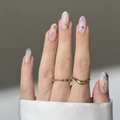 manicure with realistic flowers