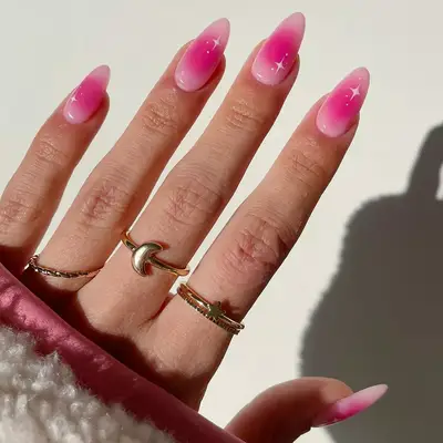 Pink airbrush nails with star details