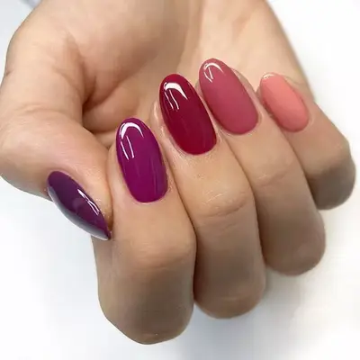 Manicure with nails in alternating berry shades 