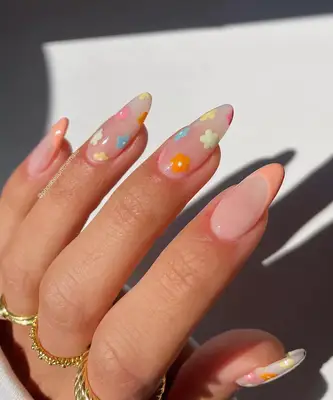 Flower manicure with peachy tips