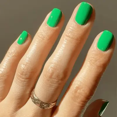 short bright green nails 