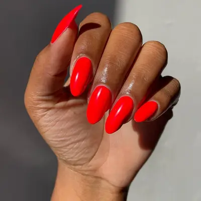 Almond-shaped tomato red nails 