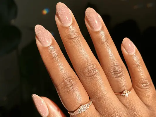 20 glitrende negleideer som vil glitre i sommersolen