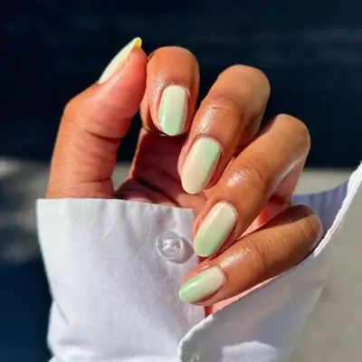 Light green ombre short nails