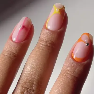 Outlined nails in bright colors with pearls and rhinestones