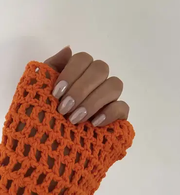 Square-shaped nails with neutral chrome polish