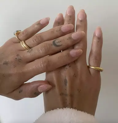 Zoe Isabelle Kravitz showing off pink opalescent manicure