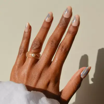Neutral tone nail with geometric holographic effect 
