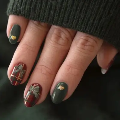 A plaid manicure with dark green accent nails