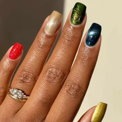 A mismatched velvet manicure in Christmas tones