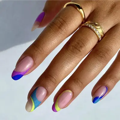 nails with bright curvy design