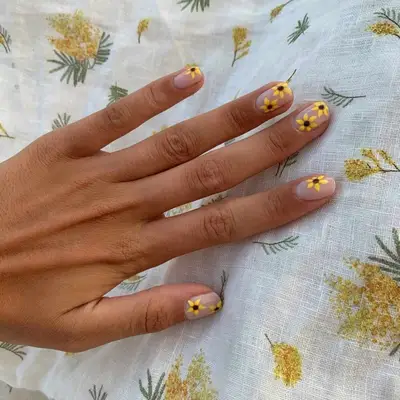 Short nude nails with sunflower nail art