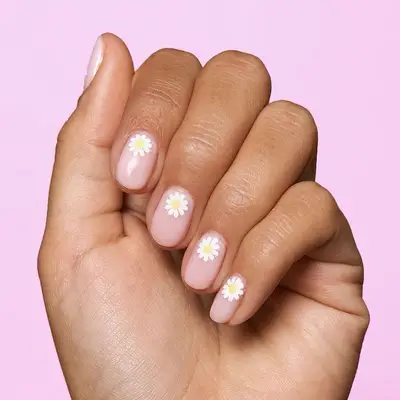 Short pink nails with daisies at each nail bed