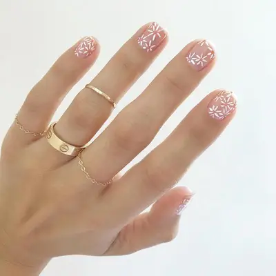 Short nude nails with all over daisy nail art