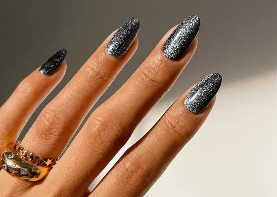 7 colores de uñas para el invierno, desde plata helada hasta brillo holográfico