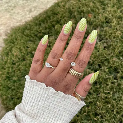 swirly pistachio green nails