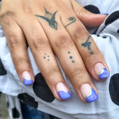 Manicure with abstract wavy deep blue design and silver edge