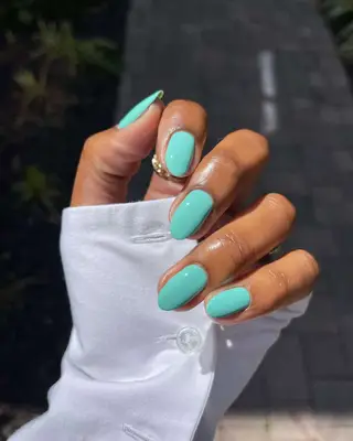 a short oval turquoise manicure