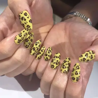 Cheetah print manicure with yellow background